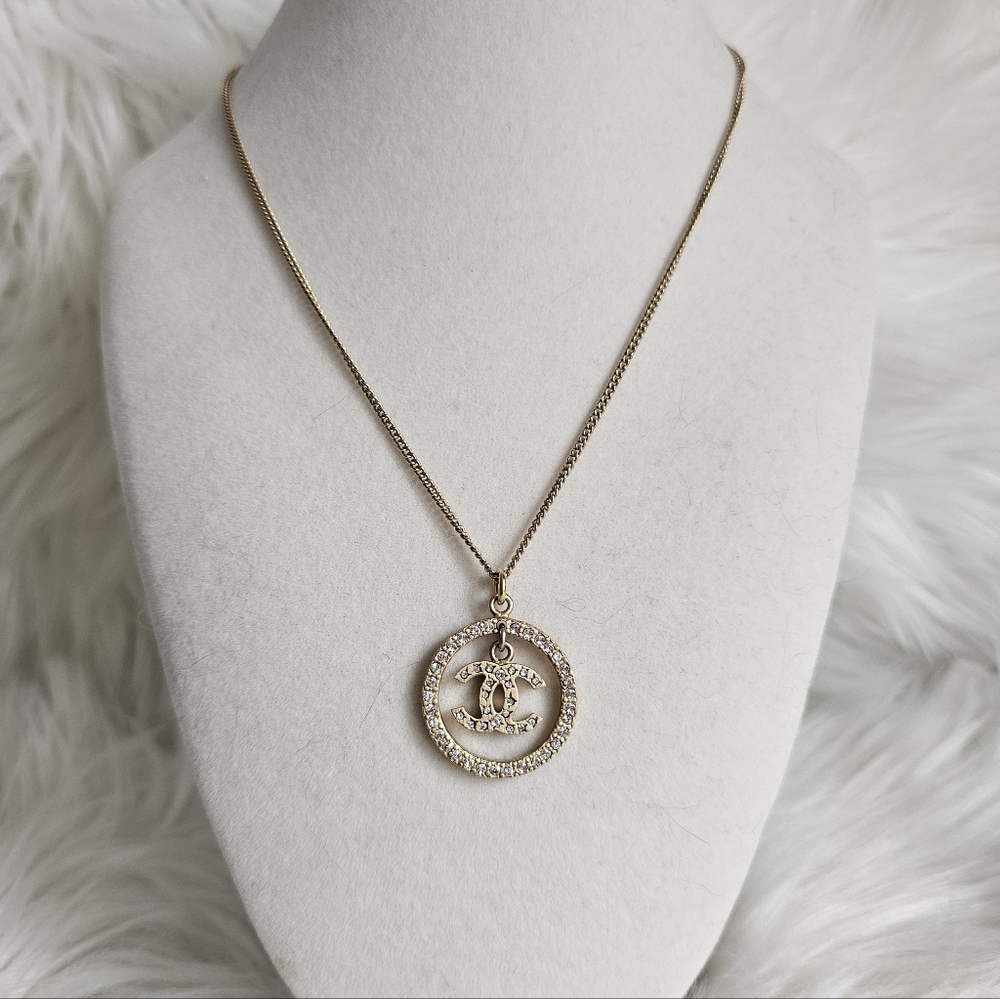 ✨ CHANEL Crystal Necklace ✨ - Picture 2 of 8